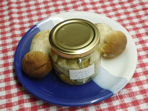 prikaz svežih jurčkov v košari in pripravljenih kozarcev vloženih gob v shrambi