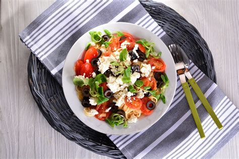 Kosi sira Feta in črne olive Kalamata, pripravljeni za dodajanje v grško solato.