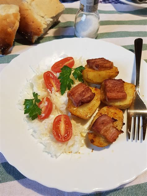 Hrustljavo pečena slanina na pekaču z aluminijasto folijo