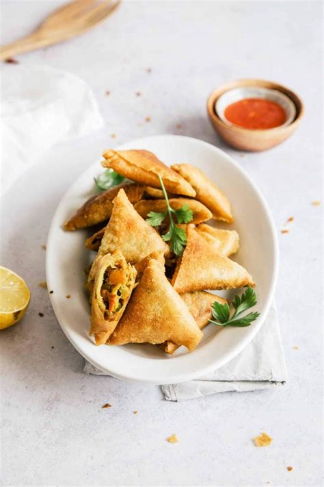 Hrustljavi veganski zavitki (samosa stil) z omako