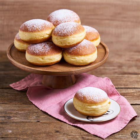 praznični domači krofi z marmelado in posipom