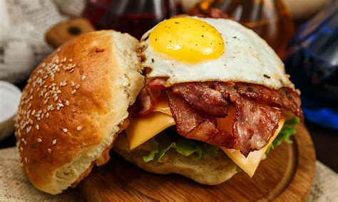Sestavljen domači hamburger s hamburško slanino