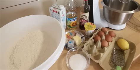 Diagram s koraki priprave veganskih krofov, od mešanja sestavin do cvrtja