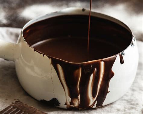 Segrevanje smetane za pripravo čokoladnega ganacha