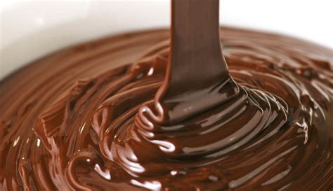 Stepeni čokoladni ganache v posodi