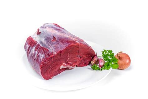 Sveže telečje stegno brez kosti na leseni deski