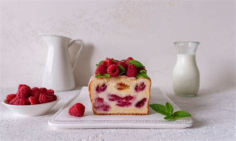 Slika različnih zdravih sladic, kot so sadni kolači, muffini in jogurtove sladice.