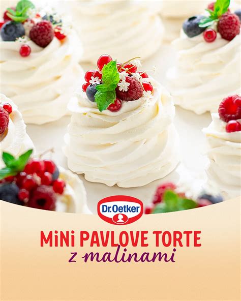 Slika lahke poletne Pavlove torte z obilico svežega jagodičevja.