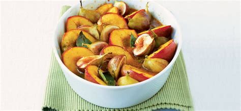 Slika pečenih polovičk hrušk, prelitih z medeno-cimetovo omako.