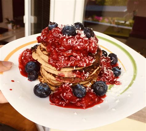 Slika mafinov z banano in jagodičevjem, pripravljenih v modelčkih.