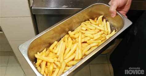 prikaz hrustljavega ocvrtega krompirja na krožniku