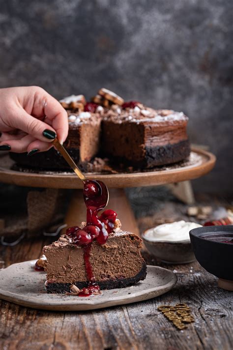 Prikaz torte Črni gozdiček, pripravljene v posameznih kozarcih