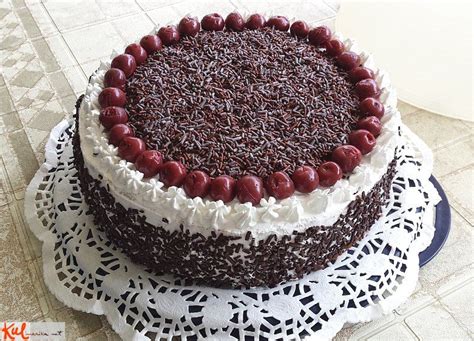 Prikaz sestavljanja torte Črni gozdiček v tortnem obodu
