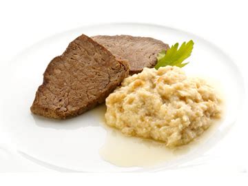 Thematic photo of a plate of Koroški kruhov hren with cooked beef and roasted potatoes