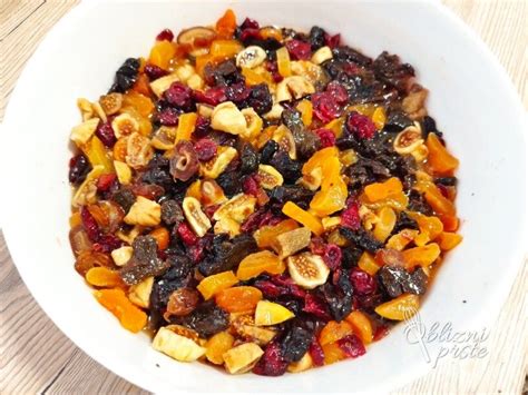 različno suho sadje in oreščki za božični kruh