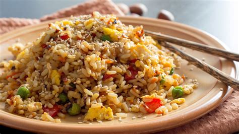 pražen riž z zelenjavo v voku, ki se meša