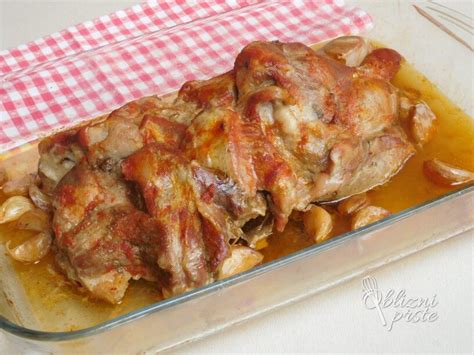 Pečenka svinjskega vratu v pečici, prelivanje z lastnim sokom