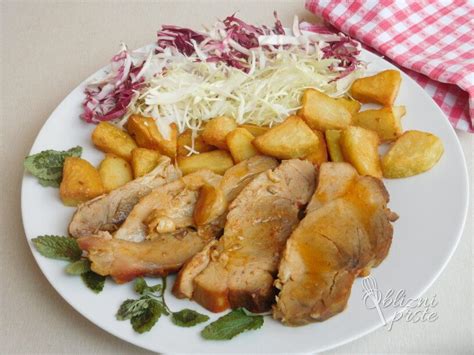 Narezana pečena svinjska vratovina s prilogo in omako