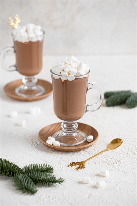 Vroča čokolada z različnimi okraski: marshmallowi, čokoladni kosmiči, piškoti