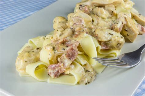 fotografija pripravljene jedi s širokimi rezanci, škampi in smetanovo omako