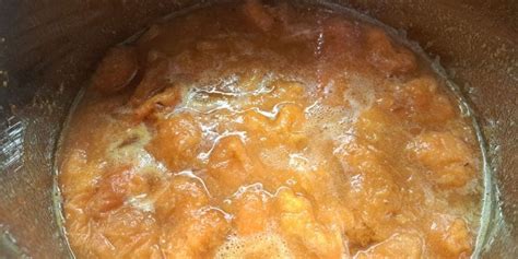 Fotografija mešanja škroba z vodo za zgostitev marmelade