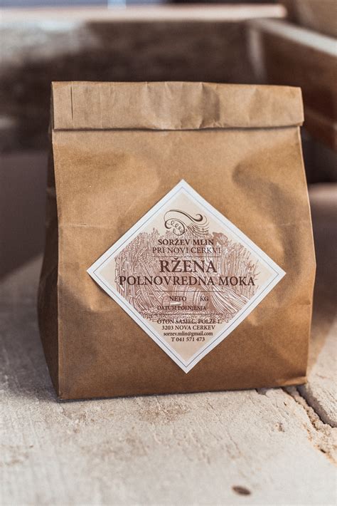 Tematsko foto različnih vrst moke (ržena, pšenična, pirina, koruzna) v posodicah