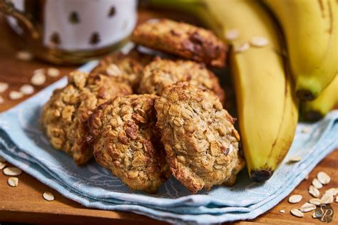Pripravljeni piškoti iz ovsenih kosmičev, ki izgledajo slastno in vabljivo.