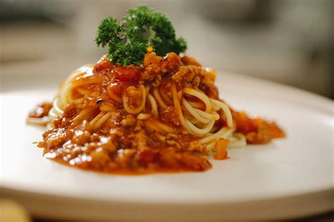 fotografija bogate bolognese omake s testeninami