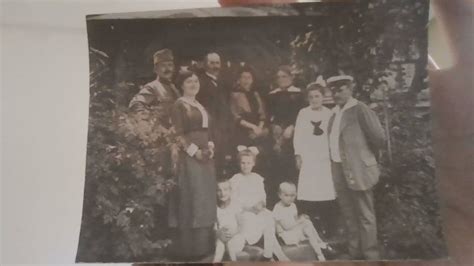 stara fotografija prekmurske družine ob praznični mizi z gibanico