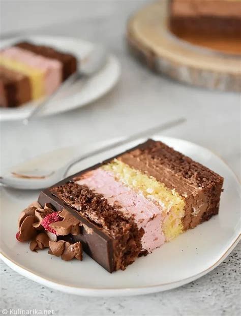 Tematska fotografija ledene torte z različnimi plastmi