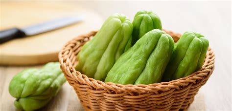 Različne faze priprave čajote: cela čajota, olupljena čajota, narezana čajota.