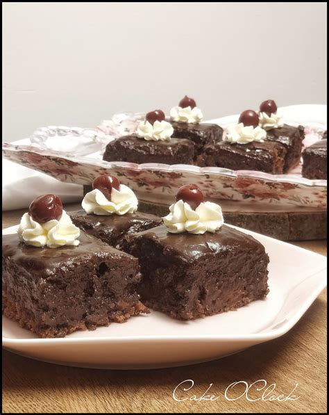 Tematska fotografija čokoladne torte z višnjami in kislo smetano