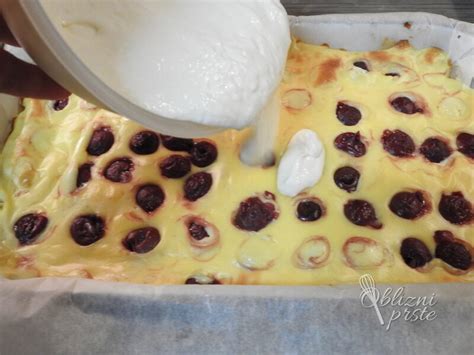 Fotografija torte z nadevom iz kisle smetane in višnjami