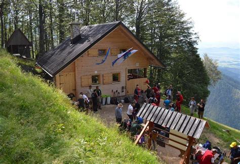Planinska koča s pogledom na gore