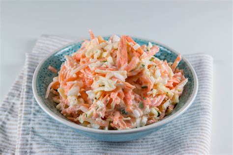 Sestavine za osvežilno solato z ohrovtom.