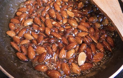 Praženi mandlji za dodajanje hrustljavosti solati.