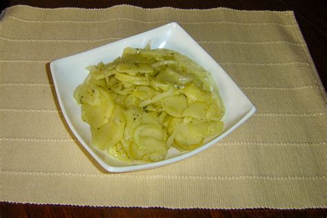 Sveža krompirjeva solata z bučkami, kumaram in čebulo