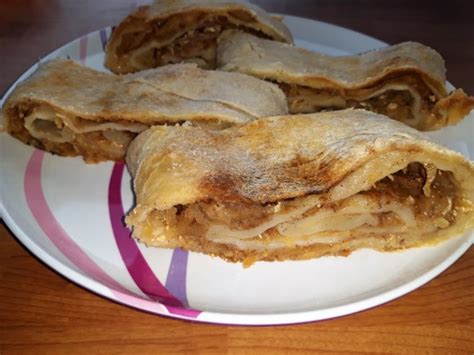 Tematska fotografija jabolčnega štrudlja brez glutena
