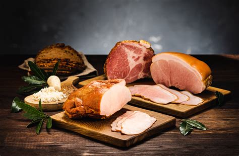 različni kosi prekajene šunke in šinka