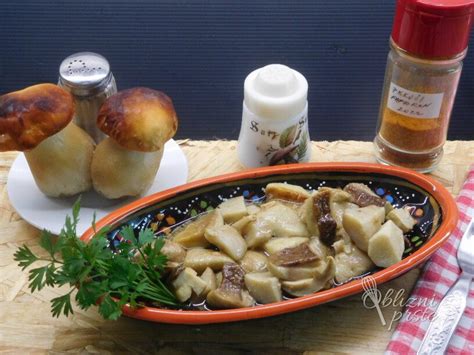 Narezani jurčki in čebula na ponvi med pripravo.