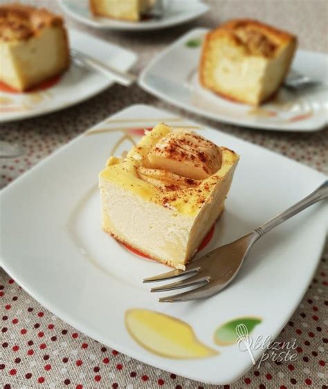 Košček skutnega peciva z jabolki na krožniku.