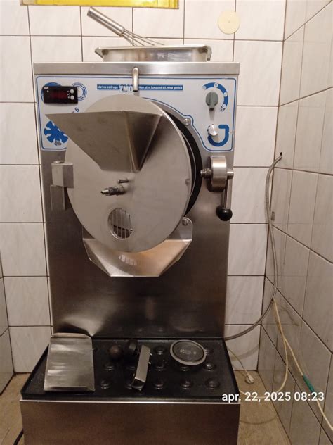 Fotografija Klemena Logarja med pripravo sladoleda