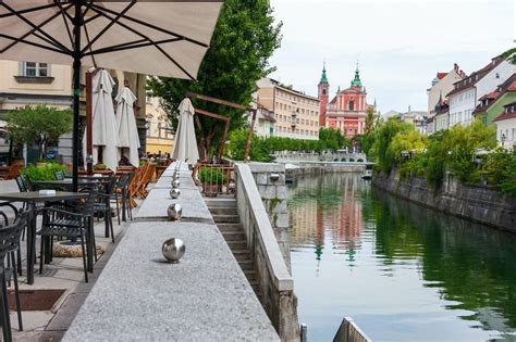 kavarna v Ljubljani ob Ljubljanici s pogledom na mestno dogajanje