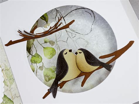 Ilustracija velikonočnega kruha, okrašenega s ptički in rožicami