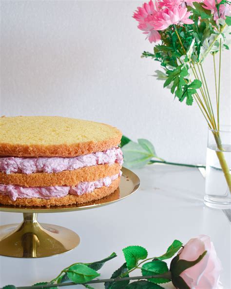Sestavljanje tortne plasti s biskvitom, piškotnim diskom in mascarpone kremo