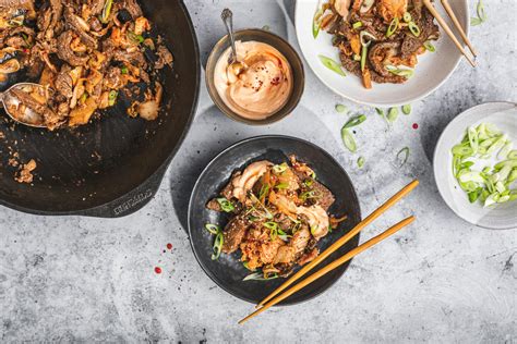 Fotografija različnih jedi s kitajskim zeljem, kot so solata, stir-fry in kimchi, ki prikazujejo vsestranskost.