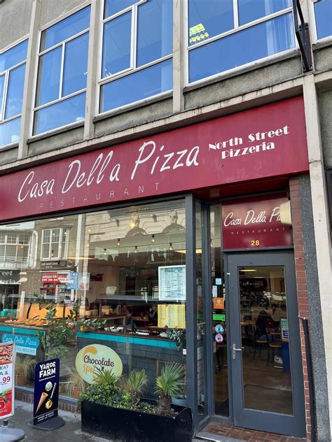 notranjost picerije Casa della Pizza z italijanskimi dekoracijami