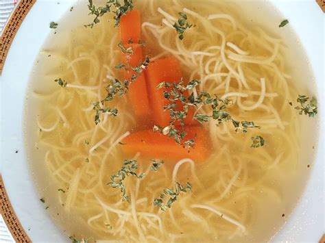 Prikaz jedi z uporabo trpotca: solata, juha, pecivo, omleta