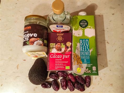 Sestavine za pripravo veganskega čokoladnega preliva na kuhinjskem pultu