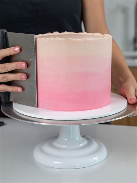 Infografika s sestavinami in koraki za pripravo ombre torte